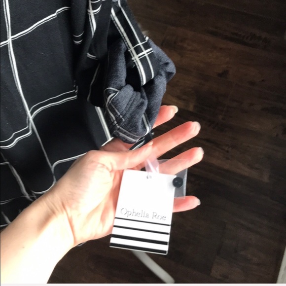 Nice black and ivory half zip blouse - Picture 3 of 8